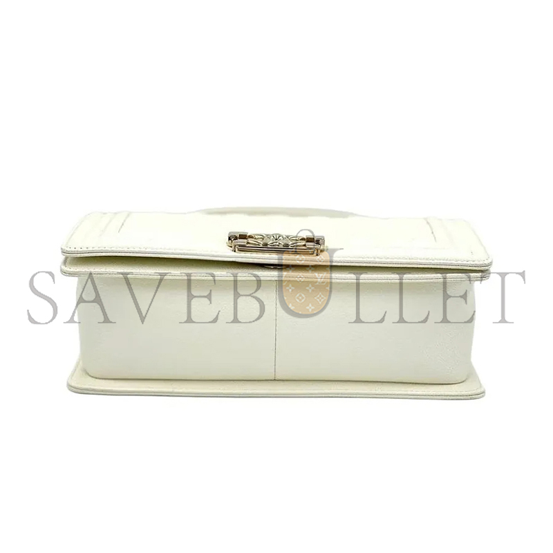 CHANEL CAVIAR MEDIUM QUILTED BOY FLAP WHITE A67086 B07520 10601 (25*15*8cm)